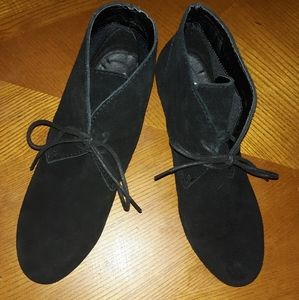 SALE‼️🥰🥾Beautiful Suede Booties!🎈